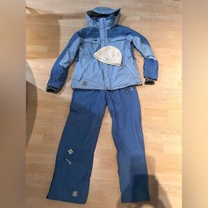 Betty Rides Snow Boarding Suit Jacket, Pants and Beanie Size Medium